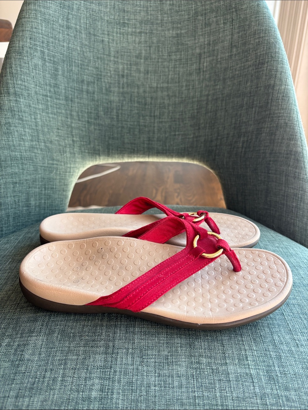 Vionic Women's tide aloe Red suede gold Ring-Detail Flip Flop comfort Sandals 8